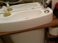 Möbelmontage des WiCi Concept Handwaschbecken für WC - Frau P (Frankreich - 36) - 1 auf 2